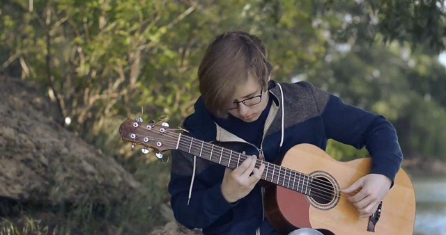 抖音我还在原地你飞向天际是什么歌